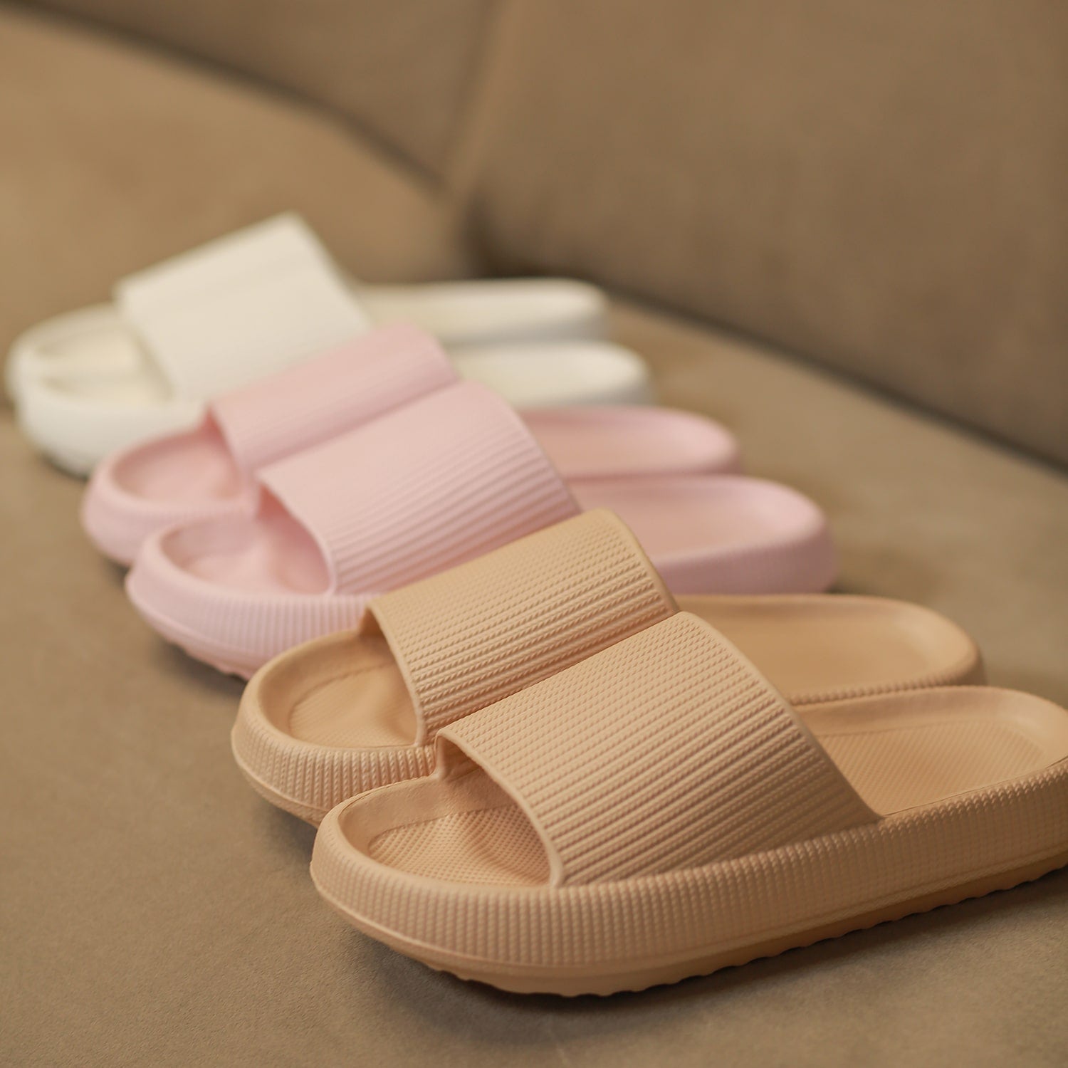 https://cdn.shopify.com/s/files/1/0666/3333/5082/products/11_Photoshoot_Cloud-Slides_OatLatte_Pink_White_thecloudslides_com_without_logo-min.jpg?v=1759417122