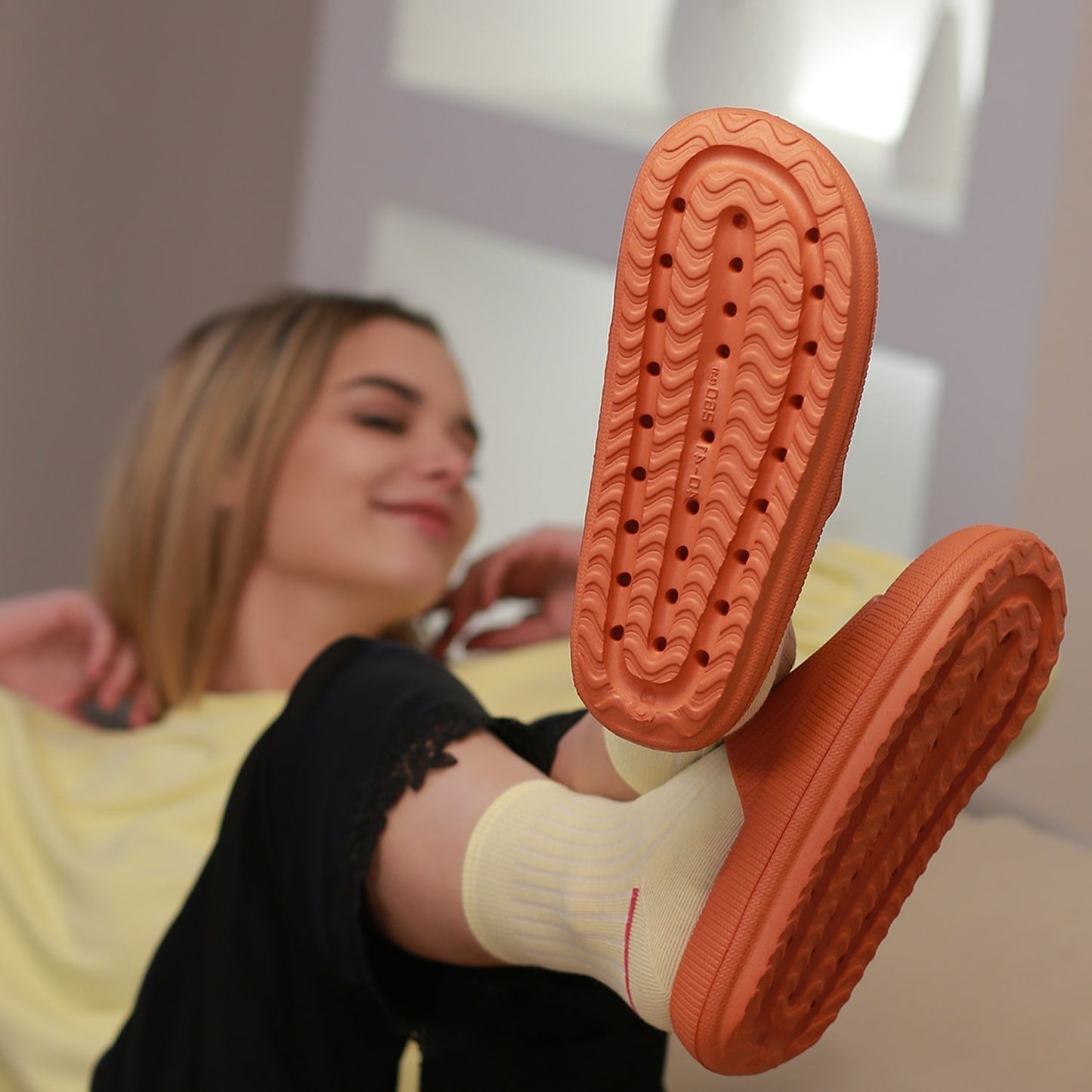 https://cdn.shopify.com/s/files/1/0666/3333/5082/products/2_Photoshoot_Cloud-Slides_Orange_on_feet_without_logo-min.jpg?v=1759417122