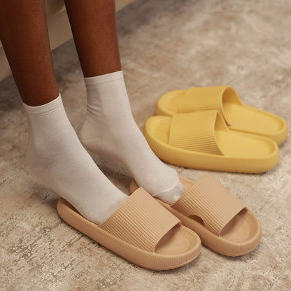 https://cdn.shopify.com/s/files/1/0666/3333/5082/products/3_Photoshoot_Cloud-Slides_OatLatte_on_feet_Yellow_without_logo-min.jpg?v=1759417122