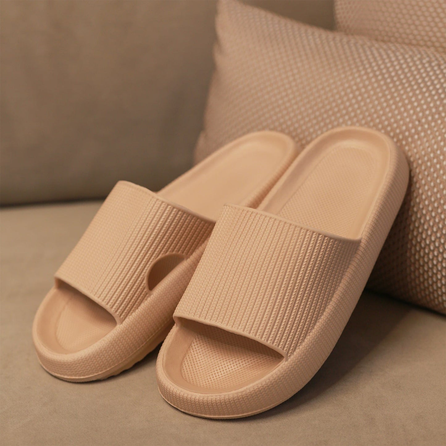 https://cdn.shopify.com/s/files/1/0666/3333/5082/products/4_Photoshoot_Cloud-Slides_OatLatte_without_logo-min.jpg?v=1759417122
